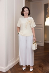 M COLLECTION | Áo Kiểu Nữ Trung Niên Tặng Mẹ, Bà Linen Thêu Hoa Cổ Tròn Tay Ngắn Cánh Dơi A12942