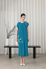 SWANLAKE | Váy Đầm Nữ Maxi Suông Tay Ngắn Cổ Tròn Cài Nút Vải Linen Thêu Hoa Có Túi Công Sở D13570LW01
