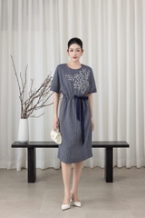 SWANLAKE | Váy Đầm Nữ Midi Tay Ngắn Thêu Hoa Linen Sọc Cổ Tròn Dây Rút Thắt Eo Công Sở D13612LW01