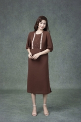 SWANLAKE | Váy Đầm Nữ Midi Suông Vải Linen Thêu Họa Tiết Cổ Tròn Tay Lỡ Có Túi Xẻ Tà Công Sở D13149LW01