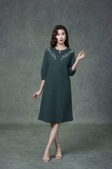 SWANLAKE | Váy Đầm Nữ Midi Suông Vải Linen Thêu Hoa Cổ Tròn Cài Nút Tay Lỡ Có Túi Công Sở D13179LW01