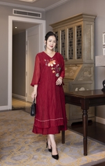 M COLLECTION | Váy Đầm Nữ Trung Niên Tặng Mẹ Suông Vải Xốp Hàn Phối Lụa Thêu Hoa Cổ Chữ V D13102LW01