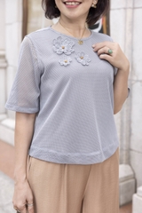 M COLLECTION | Áo Kiểu Nữ Trung Niên Tặng Mẹ Vải Thun Phối Lưới Đính Hoa 3D Cổ Tròn Tay Ngắn A12001LW01
