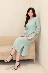 SWANLAKE | Váy Đầm Nữ Midi Suông Xẻ Tà Cổ V Tay Lỡ Thêu Hoa Nổi Vải Linen Công Sở Tiệc Có Túi D12131