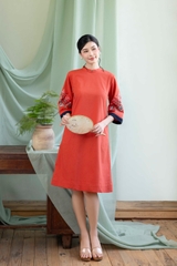 Đầm Linen Thêu Hai Cánh Tay Phom A Dài Ngang Gối Cổ Tàu Cam - D12158LW01