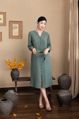 Đầm Phom Suông Dài Hai Lớp Tơ Thêu Chìm Cài Nút Tàu - D12242LW01