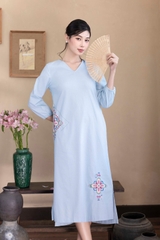 Đầm Linen Thêu Phom Suông Dài Xẻ Tà hai Bên Hông Cổ Tim Tay Dài - D12249LW01