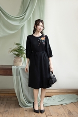 Swanlake | Váy Đầm Phom A Tay Lỡ Chất liệu Linen Thêu Hoa Phần Ngực Trái - D12369LW01