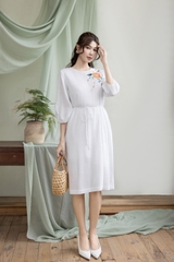 Swanlake | Váy Đầm Phom A Tay Lỡ Chất liệu Linen Thêu Hoa Phần Ngực Trái - D12369LW01