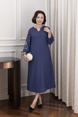 M COLLECTION | Váy Đầm Midi Suông Nữ Trung Niên Tặng Mẹ Tơ Dập Ly Cổ Tim Thêu Hoa Tay Dài D12861LW01