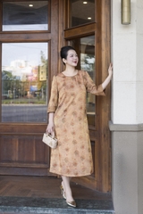 M COLLECTION | Váy Đầm Tiệc Suông Nữ Trung Niên Tặng Mẹ Tơ Nha Xá Cổ Tròn Tay Lỡ Có Túi D13532LW01