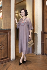 M COLLECTION | Váy Đầm Midi Suông Nữ Trung Niên Tặng Mẹ Tơ Dập Ly Thêu Hoa Tay Lỡ Loe Cổ Trụ D12937LW01