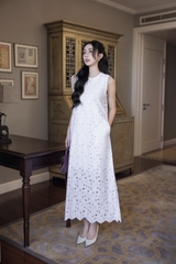 SWANLAKE | Váy Đầm Nữ Sát Nách Maxi Suông Xẻ Tà Vải Cotton Thêu Đục Lỗ Có Lót Cổ Tròn Có Túi D11719LW14