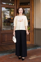 M COLLECTION | Áo Kiểu Nữ Trung Niên Tặng Mẹ, Bà Tơ Cotton Thêu Hoa Cổ Tròn Tay Bí Lỡ Bo Chun A11564LW01