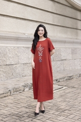 SWANLAKE | Váy Đầm Nữ Maxi Suông Xẻ Tà Linen Thêu Hoa Thổ Cẩm Cổ Thuyền Khoét Lưng Công Sở D12826LW01