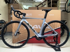 Xe đạp đua SAVA X9-1 - Khung full Carbon, group Shimano 105 R7000 (4 món) - 2 đĩa 11 líp . Màu Bạc Titan