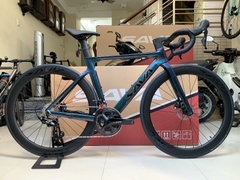 Xe đạp đua SAVA X9-7 2024 - Khung, vành Full Carbon, Full group Shimano 105 R7020 thắng đĩa dầu. Sơn đổi màu (Chameleon)