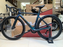 Xe đạp đua SAVA X9-7 2024 - Khung, vành Full Carbon, Full group Shimano 105 R7020 thắng đĩa dầu. Sơn đổi màu (Chameleon)