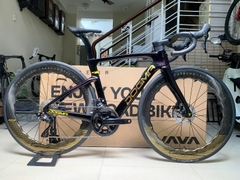 Xe đạp đua PINA DOGMA F (F25) - Khung, vành Full Carbon, Full group Shimano 105 R7120 thắng đĩa dầu. Màu Đen/chữ gold