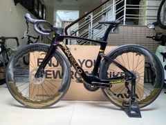 Xe đạp đua PINA DOGMA F (F25) - Khung, vành Full Carbon, Full group Shimano 105 R7120 thắng đĩa dầu. Màu Đen/chữ gold