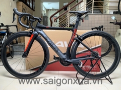 Xe đạp đua SAVA WAR WIND 8 (Phong Chiến 8), Model 2022 - Khung full Carbon, full groupset Shimano 105 R7000. Màu Đen/Ghi