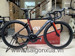 Xe đạp đua SAVA WAR WIND 8 (Phong Chiến 8), Model 2022 - Khung full Carbon, full groupset Shimano 105 R7000. Màu Đen/Ghi