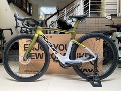 Xe đạp đua PINARELLO DOGMA F (F14) - Khung, vành Full Carbon, Full group Shimano 105 R7020 thắng đĩa dầu. Màu Bạc (silver)/Vàng kim