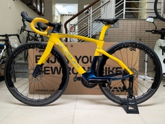 Xe đạp đua PINARELLO DOGMA F (F14) - Khung, vành Full Carbon, Full group Shimano 105 R7120 thắng đĩa dầu. Màu Vàng/Xanh đen