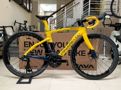 Xe đạp đua PINARELLO DOGMA F (F14) - Khung, vành Full Carbon, Full group Shimano 105 R7120 thắng đĩa dầu. Màu Vàng/Xanh đen