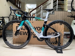 Xe đạp đua PINARELLO DOGMA F (F14) - Khung, vành Full Carbon, Full group Shimano 105 R7120 thắng đĩa dầu. Màu Bạc phối Xanh/Đen