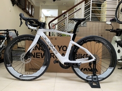 Xe đạp đua PINA DOGMA F (F14) - Khung, vành Full Carbon, Full group Shimano 105 R7120 thắng đĩa dầu. Màu Trắng/chữ bạc