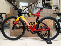 ROAD BIKE tay lái ngang PINA F14, Khung carbon - vành carbon, group Shimano 105. Thắng đĩa dầu - Màu phối Đen/Vàng/Đỏ