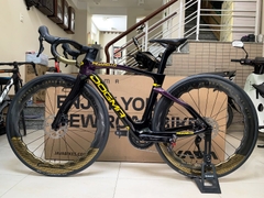Xe đạp đua PINA DOGMA F (F14) - Khung, vành Full Carbon, Full group Shimano 105 R7120 thắng đĩa dầu. Màu Đen đổi màu/chữ gold