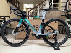 Xe đạp đua PINARELLO DOGMA F (F14) - Khung, vành Full Carbon, Full group Shimano 105 R7120 thắng đĩa dầu. Màu Đen/Xanh/Bạc