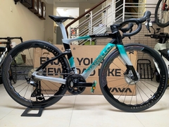 Xe đạp đua PINARELLO DOGMA F (F14) - Khung, vành Full Carbon, Full group Shimano 105 R7120 thắng đĩa dầu. Màu Đen/Xanh/Bạc