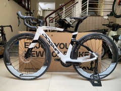 Xe đạp đua PINA DOGMA F (F14) - Khung, vành Full Carbon, Full group Shimano 105 R7120 thắng đĩa dầu. Màu Trắng phối đen