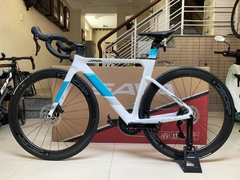 PHIÊN BẢN NÂNG CẤP : Xe đạp đua JAVA FUOCO DISC (2024) - Khung, vành full Carbon; group Shimano 105 R7120, 2 đĩa 12 líp . Màu Trắng