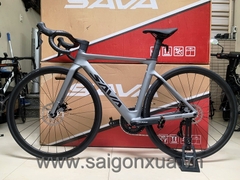 Xe đạp đua SAVA AURORA DISC 105 - Khung full Carbon, group Shimano 105 R7000 (4 món) - 2 đĩa 11 líp . Màu Xám