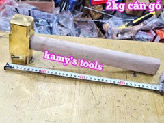 Búa đồng thau đầu vuông cán gỗ 2kg dài 380mm Kamytools KMT-562620