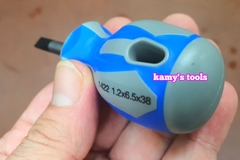 Tua vít dẹp lùn cán cao su Kingtony 6.5mm dài 38mm model 14226514
