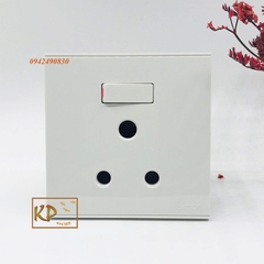 Ổ cắm 15A chuẩn Anh có công tắc (tròn) Simon E6 721582