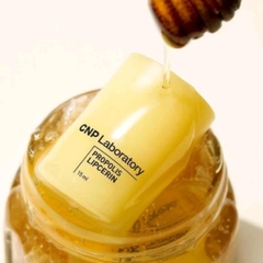 Son dưỡng môi CNP Propolis Lipcerin 15ml - dưỡng môi keo ong cho môi mềm mại, óng mướt chính hãng