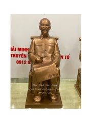 Bác Hồ ngồi ghế mây đọc báo cao 42cm