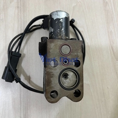 Mặt đáy van đảo chiều mô tơ quạt Komatsu mã 7022156241 với bi van và cổng dầu