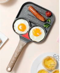 Chảo chiên trứng 2 ngăn kèm 1 ngăn nướng tiện lợi vân đá tay cầm cán gỗ 19[BH: NONE]