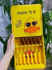 Set 6 muỗng Vịt Vàng DUCK đeo kính siêu ngầu mạ vàng cán dài chống nóng {đồ dùng bếp}