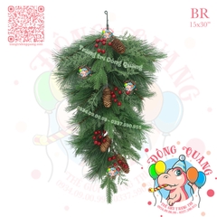 Nhánh lá gắn trái thông, trái đỏ