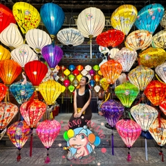 Lồng đèn Hội An vải phi bóng - dáng tỏi (treo ngoài trời)