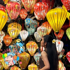 Lồng đèn Hội An vải phi bóng - dáng tỏi (treo ngoài trời)