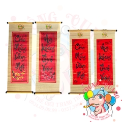 Mành tre câu đối dài chữ Tết thư pháp